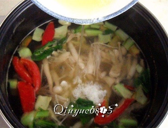 鲜香杂菌芙蓉汤,勾芡后打入搅匀的蛋清，放入香油、胡椒粉等调味即可。
