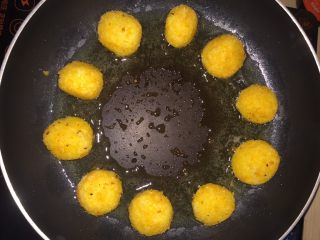 土豆泥丸子,然后放入油锅中炸至，两面金黄色即可捞出。