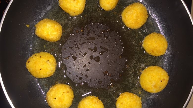 土豆泥丸子,然后放入油锅中炸至，两面金黄色即可捞出。