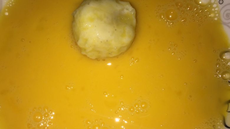 土豆泥丸子,裹上一层蛋液
