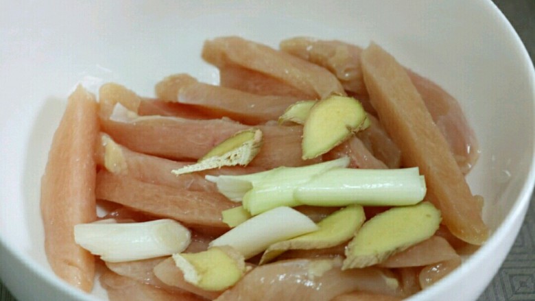 海苔味鸡柳(烤箱版),放入碗中，加入葱姜～