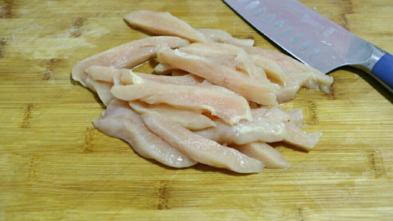 海苔味鸡柳(烤箱版),将鸡肉顺着切成粗细相等的条状～