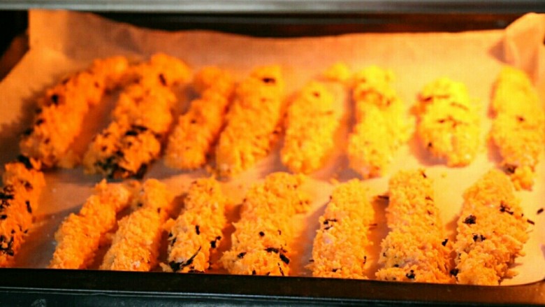 海苔味鸡柳(烤箱版),烤箱上下火190度提前预热，烤15-20分钟左右即可～(具体时间和温度还是要看自家烤箱得脾气和鸡柳的粗细哈～)