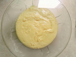 广式月饼,用刮刀翻拌均匀，盖上保鲜膜静置一小时以上