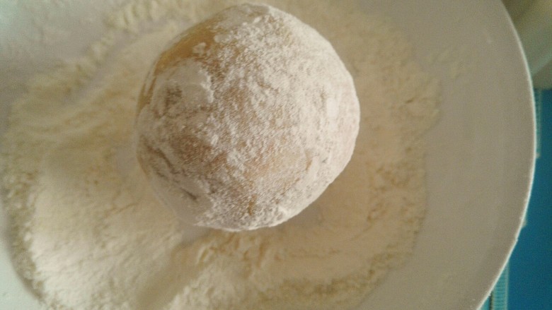 广式月饼,然后表面滚一圈面粉，多的拍点，薄薄一层就可以了，防粘的