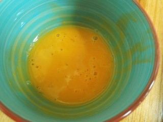 广式月饼,取一个小碗，打入一个蛋黄（只需要蛋黄就可以了）加十克的水，搅拌均匀