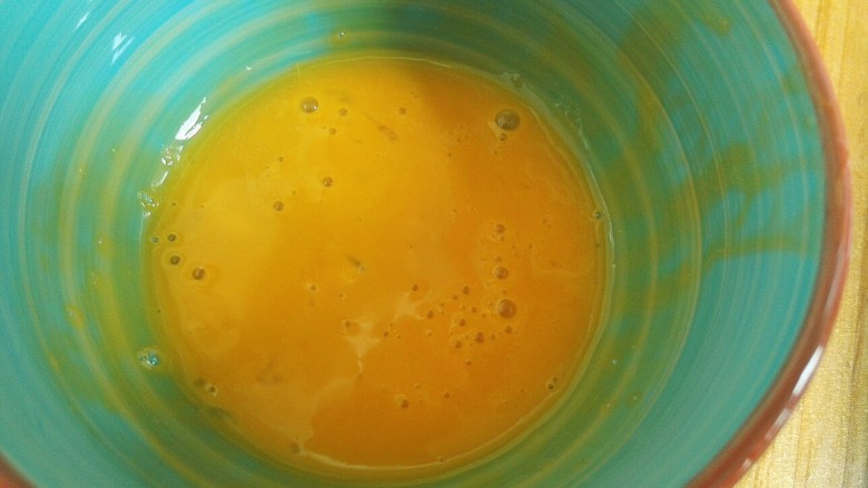 广式月饼,取一个小碗，打入一个蛋黄（只需要蛋黄就可以了）加十克的水，搅拌均匀