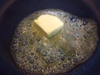 蔓越莓牛轧糖,将黄油放入平底锅中融化。