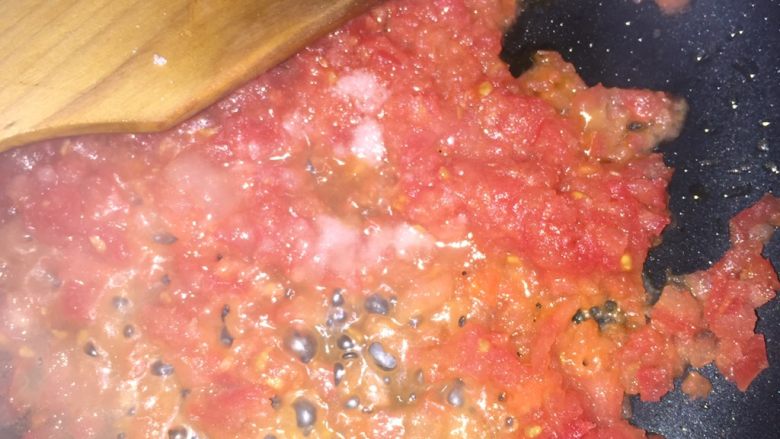 茄汁豆腐,倒入油锅中，加少许盐。
