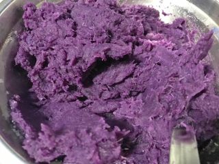紫薯糯米饼,紫薯凉凉，手温时，可以去皮了，捣成泥，加白糖（按个人喜好添加），倒匀～紫薯馅。