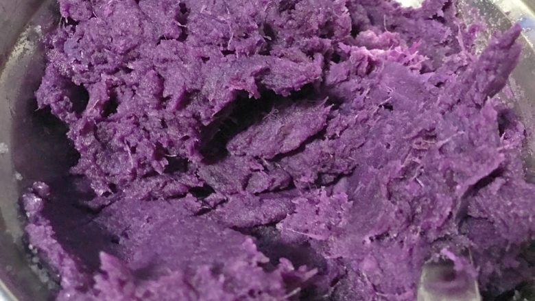 紫薯糯米饼,紫薯凉凉，手温时，可以去皮了，捣成泥，加白<a style='color:red;display:inline-block;' href='/shicai/ 10588'>糖</a>（按个人喜好添加），倒匀～紫薯馅。