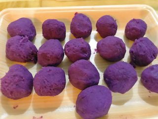 紫薯糯米饼,搓成球状。