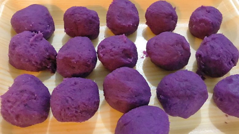 紫薯糯米饼,搓成球状。