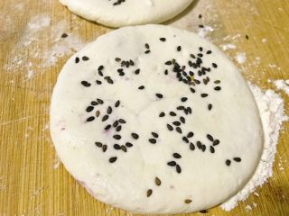 紫薯糯米饼,拍扁，整出饼状，贴上黑芝麻（喜欢可以沾满）。