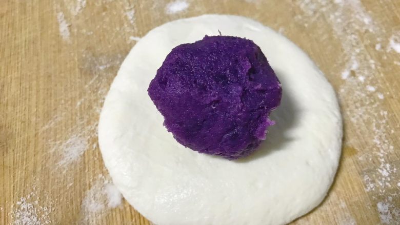 紫薯糯米饼,揪一块面团，拍扁加馅。