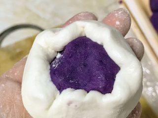 紫薯糯米饼,慢慢挤压向上收口。