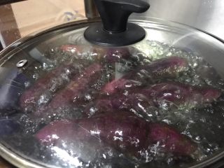 紫薯糯米饼,紫薯不去皮洗净（颜色营养不易流失），煮熟，筷子插一下，轻易插透就是熟透了。