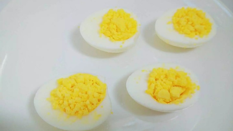 鸡蛋小船,再将蛋黄装回鸡蛋里。