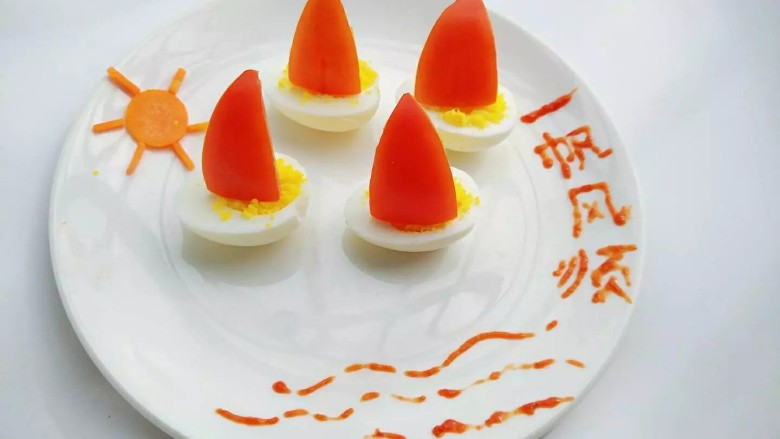 鸡蛋小船,用胡萝卜装饰成太阳。