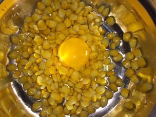 椒盐玉米粒,打入一个鸡蛋