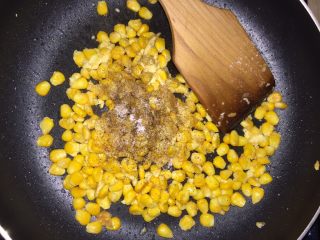 椒盐玉米粒,加入适量的盐，黑胡椒，翻炒均匀