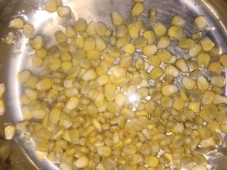 椒盐玉米粒,然后给锅里放水，把玉米粒放入。