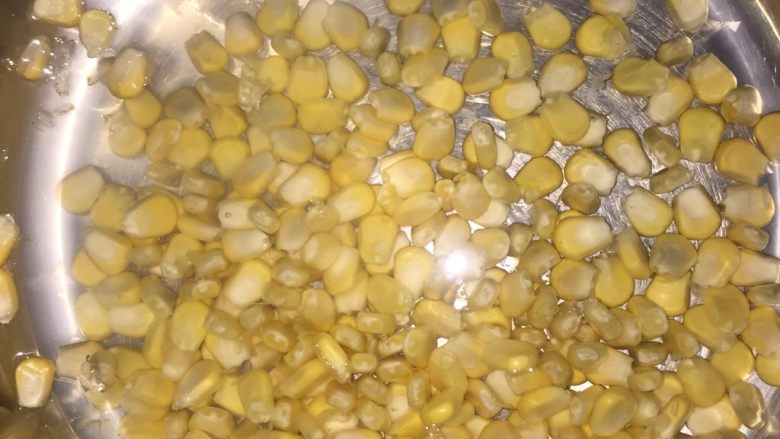 椒盐玉米粒,然后给锅里放水，把玉米粒放入。