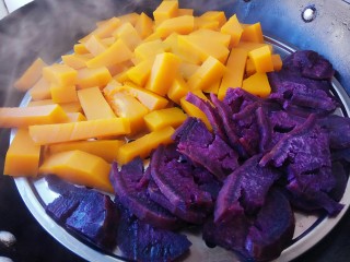 #甜味#南瓜紫薯豆沙馒头,南瓜紫薯去皮切块上锅蒸熟