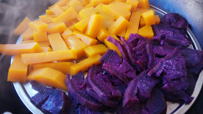 #甜味#南瓜紫薯豆沙馒头,南瓜紫薯去皮切块上锅蒸熟