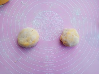 #甜味#南瓜紫薯豆沙馒头,面团发酵好再次取出揉面排气，再把南瓜面团分成大小均匀的面团，大约40克一个