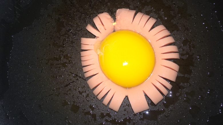 小太阳,放入锅中，打入蛋黄