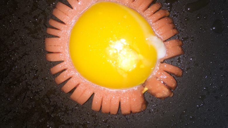小太阳,煎至蛋黄定型后，即可捞出。