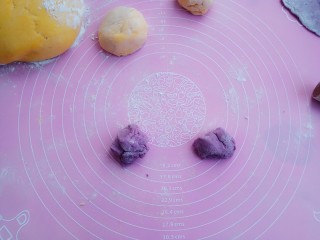 #甜味#南瓜紫薯豆沙馒头,紫薯面团也分成小剂子，一个大约25克