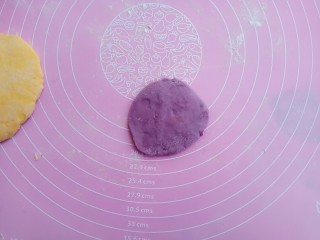 #甜味#南瓜紫薯豆沙馒头,紫薯小剂子擀成圆形