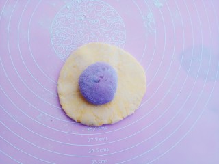 #甜味#南瓜紫薯豆沙馒头,包入刚刚包好的紫薯面团