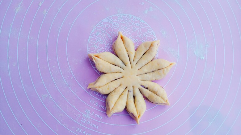 #甜味#南瓜紫薯豆沙馒头,两条捏合就是菊花馒头了