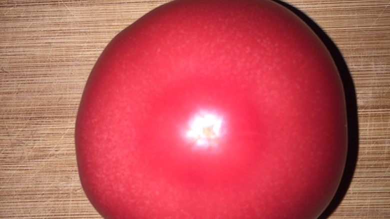 西红柿鸡蛋盅,准备一个<a style='color:red;display:inline-block;' href='/shicai/ 3551'>西红柿</a>