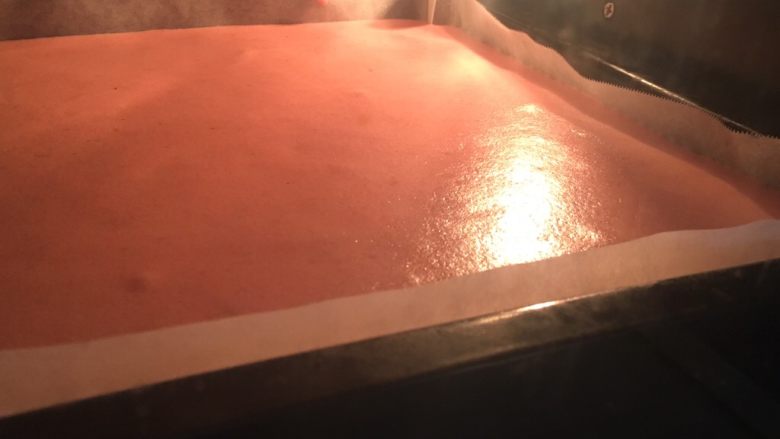 清新火龙果蛋卷,烤箱提前预热
170度上下火25-30分钟

PS：烤箱温度仅供参考
建议下火温度低10度左右
以免底部烤过了