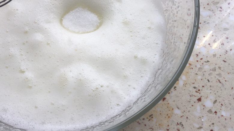 清新火龙果蛋卷,蛋白打到比较细腻的状态时
加入剩下的2/1白糖
继续打发