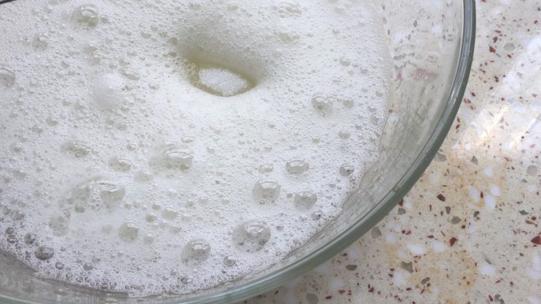 清新火龙果蛋卷,分3次加入白糖打发蛋清
打到粗眼泡时加入3/1白糖
继续打发