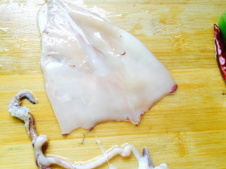 鱿鱼和蔬菜系列之莴笋炒鱿鱼,去皮，去掉内脏。