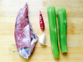 鱿鱼和蔬菜系列之莴笋炒鱿鱼,准备好材料，莴笋先去皮备用。