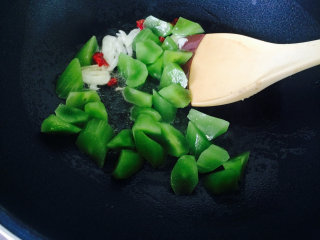 鱿鱼和蔬菜系列之莴笋炒鱿鱼,然后放莴笋，大火爆炒，炒至莴笋变翠绿色。