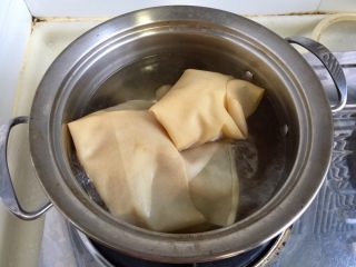 清爽美味拌三丝,坐锅烧水，放入豆腐皮氽烫半分钟去除豆腥味，捞出备用