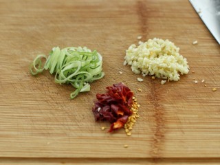 菠菜陈醋花生米,红干椒切斜段，切葱花和蒜末备用