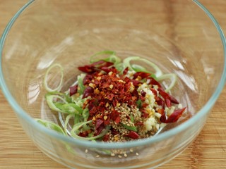 菠菜陈醋花生米,将葱花、蒜末、红干椒、白芝麻和辣椒面一起放入容器中