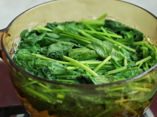 菠菜陈醋花生米,锅中烧开水，放入菠菜焯煮一分钟左右