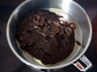 枣泥月饼,将蒸熟的红枣放入料理机，加入半饭碗清水，搅打成枣泥，打好的枣泥倒入炒锅中。