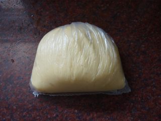 枣泥月饼,翻拌均匀后装入保鲜袋，室温松弛1-2个小时再包月饼。