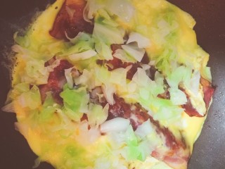马苏里拉煎蛋,把卷心菜碎倒入锅中，平铺开来✨